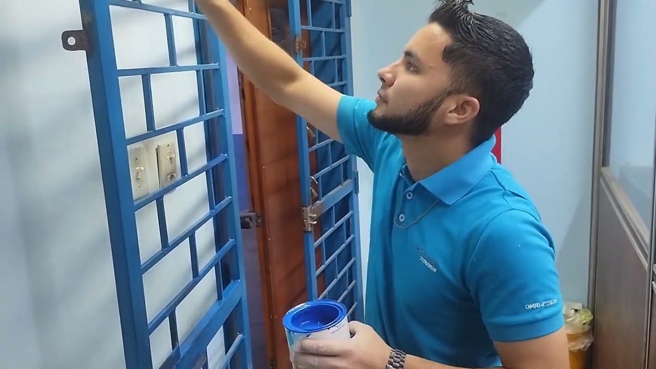 Pintamos las rejas de entrada de la sala CAD con pintura azul de aceite