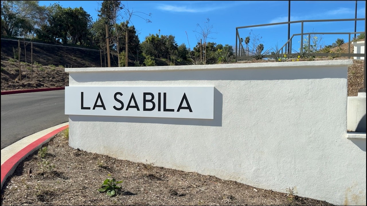 Организация La Sabila подарила пожилому человеку, ранее бывшему бездомному, счастливый дом.