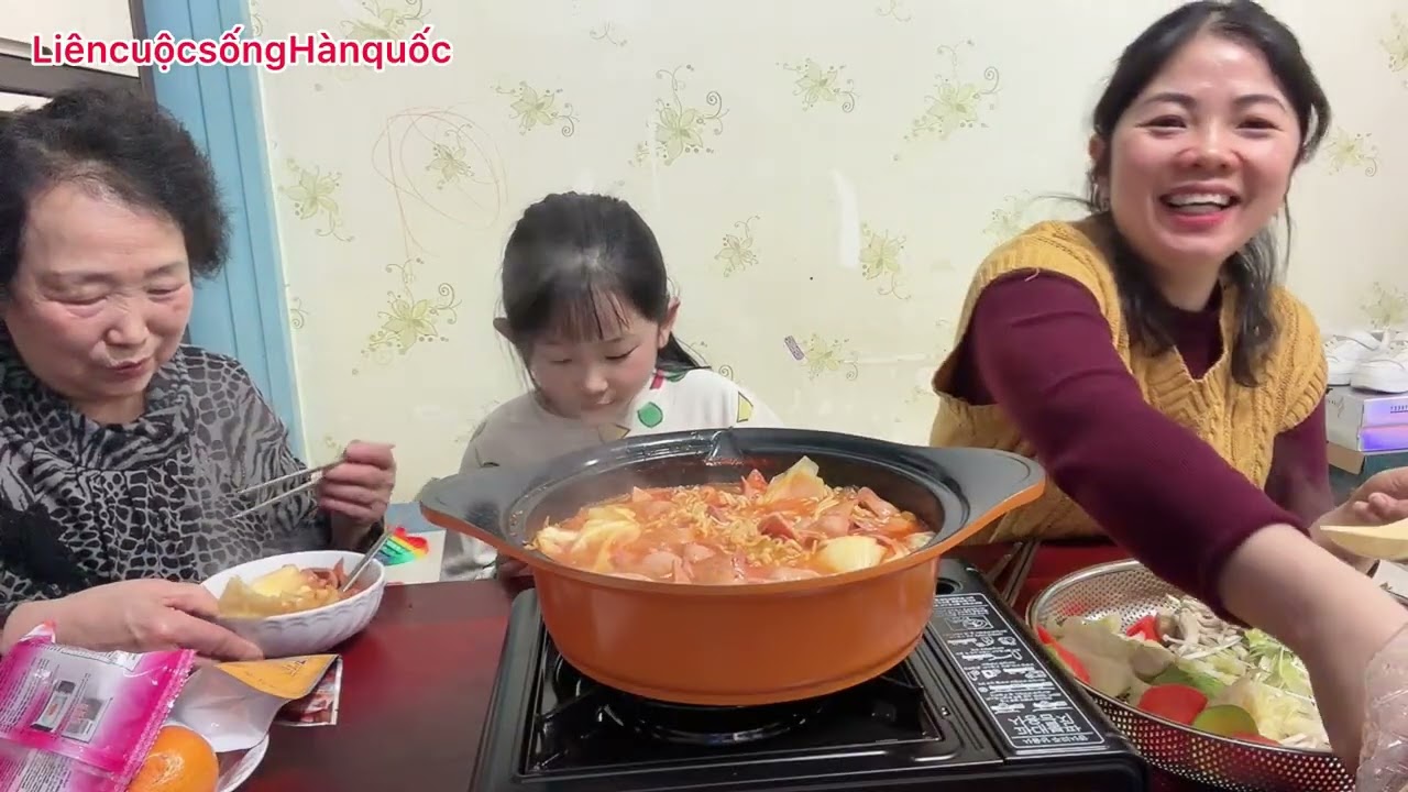 (67)dâu việt chia sẻ bữa cơm cung mẹ .mẹ chồng lên bất ngờ không cho hay .! 
