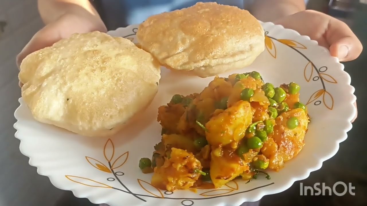 आलु पूरी आज बच्चो के टिफ़िन मे  बनाई hu   aj ka 