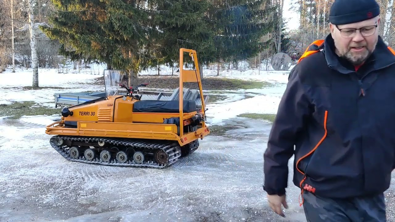 Tuulenkaatojen vinssausta kahdella eri vinssillä.