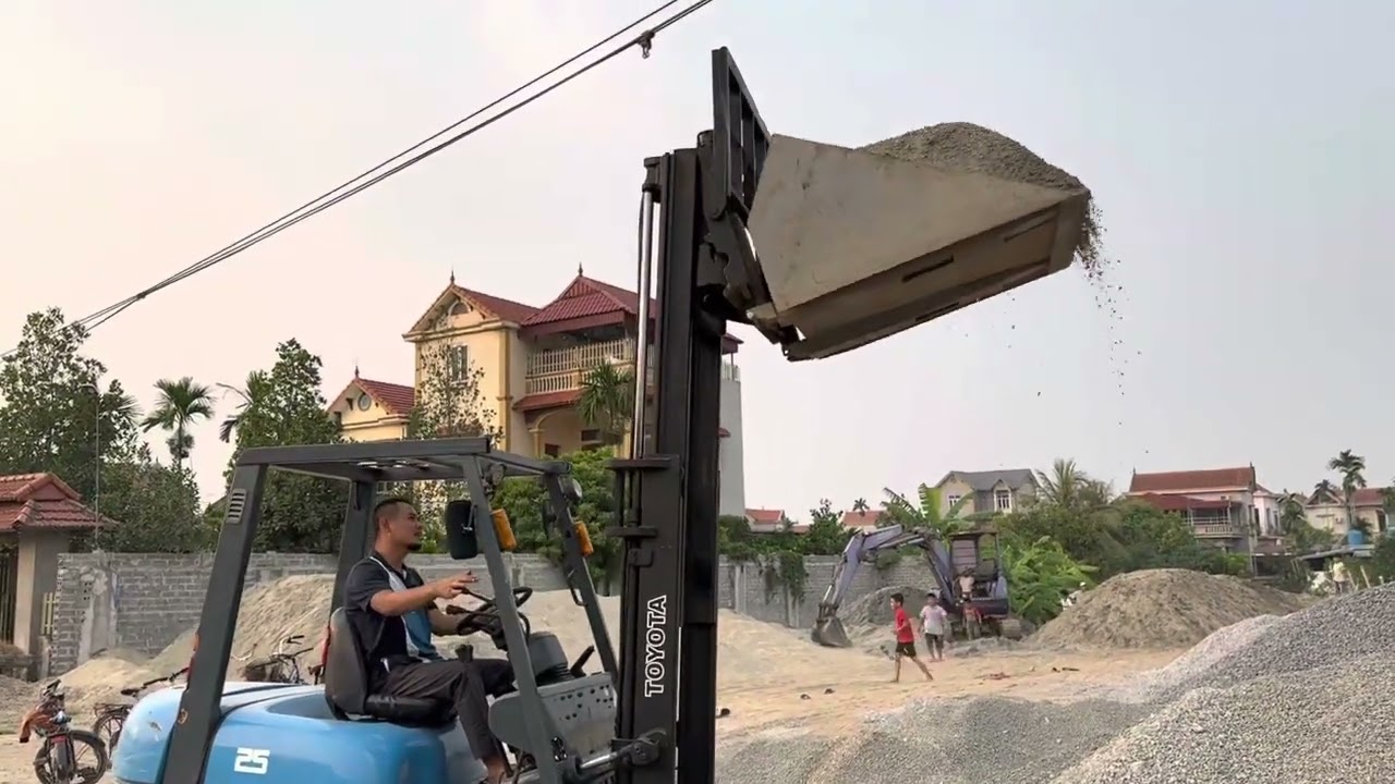 Xe Nâng có xúc cát đá ổn không ?