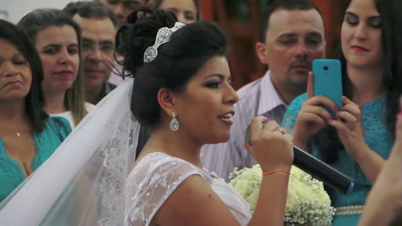 Noiva canta a melhor musica de casamento na sua entrada  { Ezequiel & Janaina }