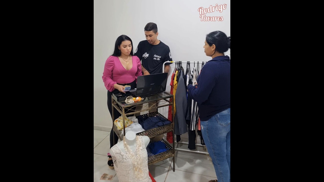 Vendedora se deu mal ao tratar com arr0g4cia uma MÃE SOLTEIRA, que queria comprar um vestido...