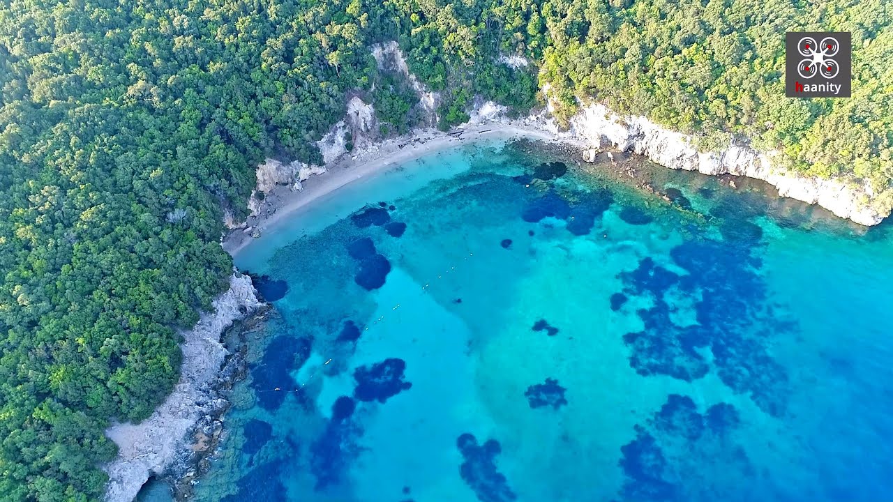 Παραλία Πισίνα: Σπάνιες, ερημικές εικόνες της πολύβουης παραλίας που αποτελεί τουριστικό trend