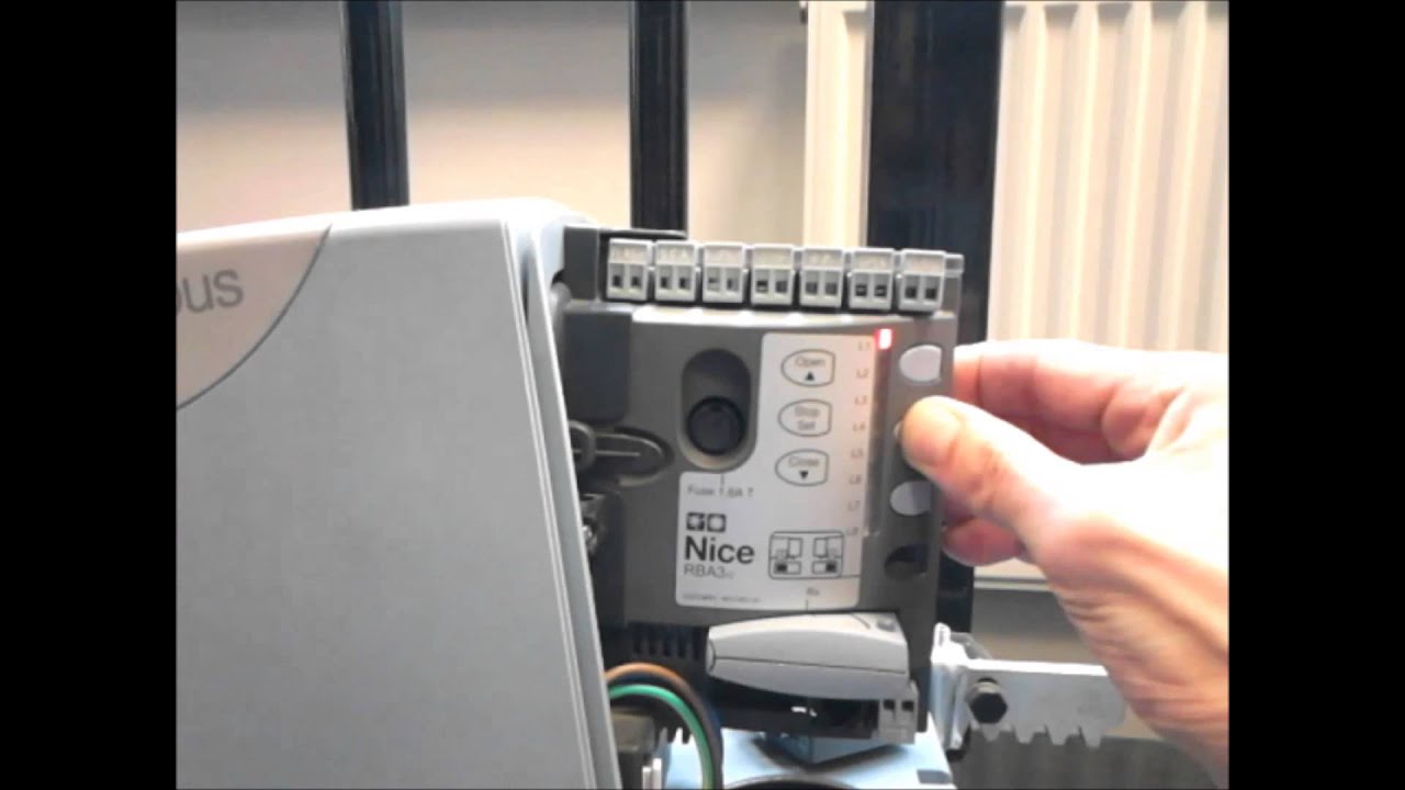 Enabling autoclose and adjusting pause time on a Bluebus panel