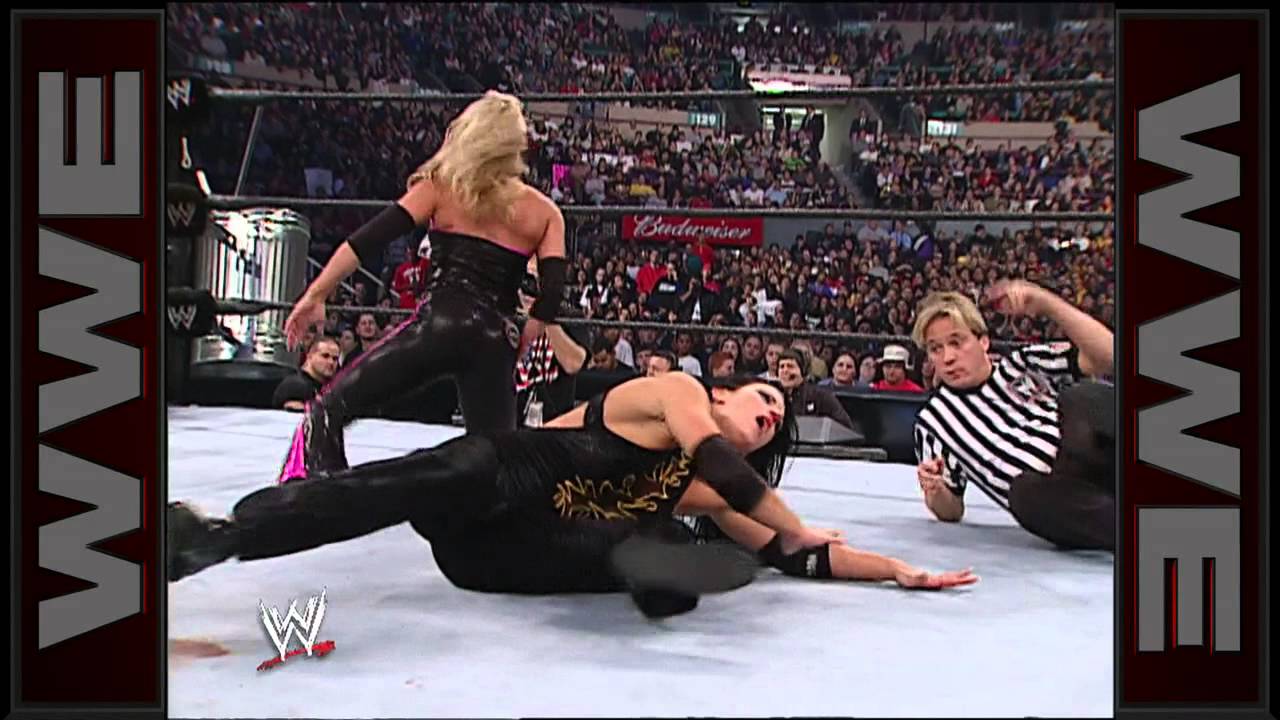 Триш Стратус против Виктории &mdash; женский чемпионат по хардкору: Survivor Series 2002
