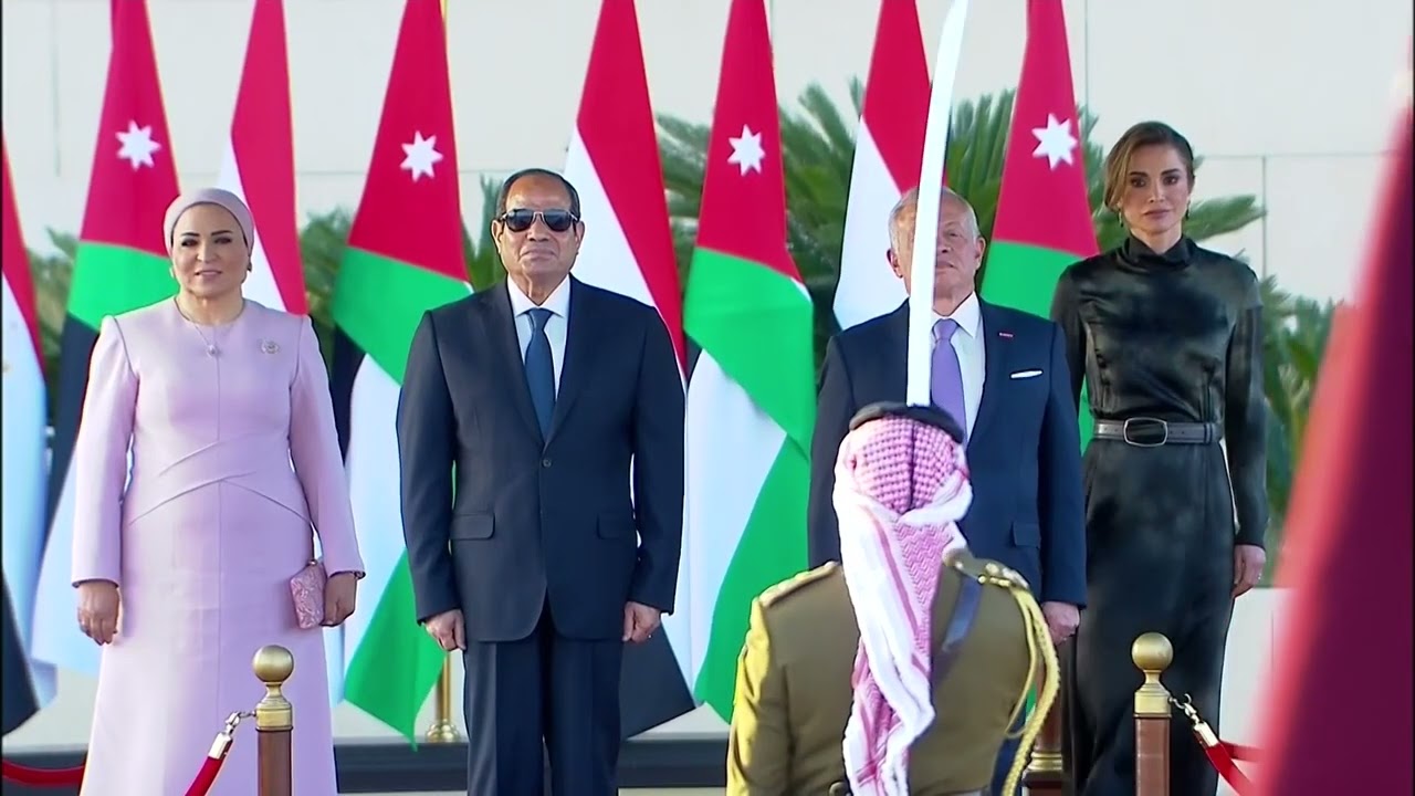 الرئيس عبد الفتاح السيسي والسيدة قرينته يصلان إلى العاصمة الأردنية عمان