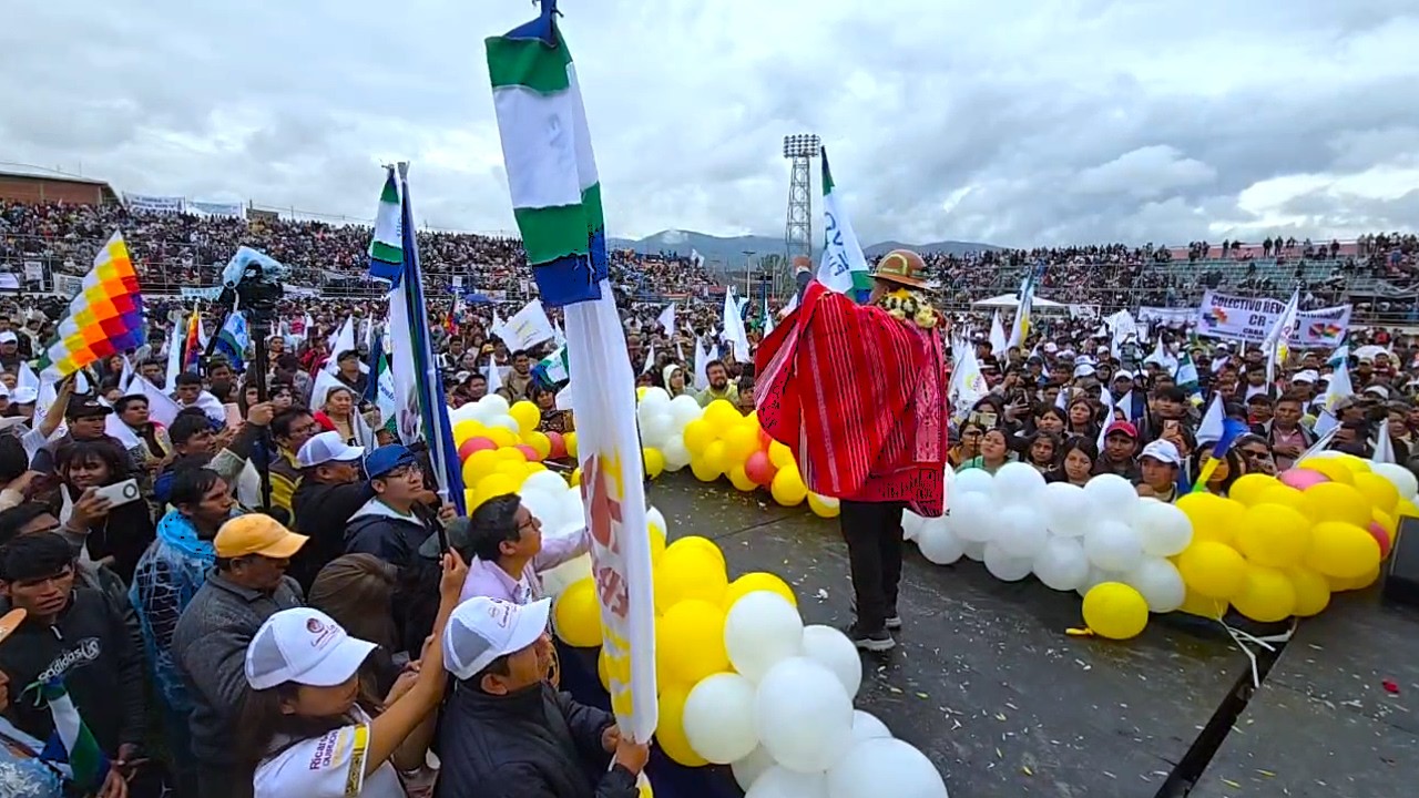 Gran cierre de campaña en Sacaba proclamación de candidatos y Leonardo Loza Gobernador