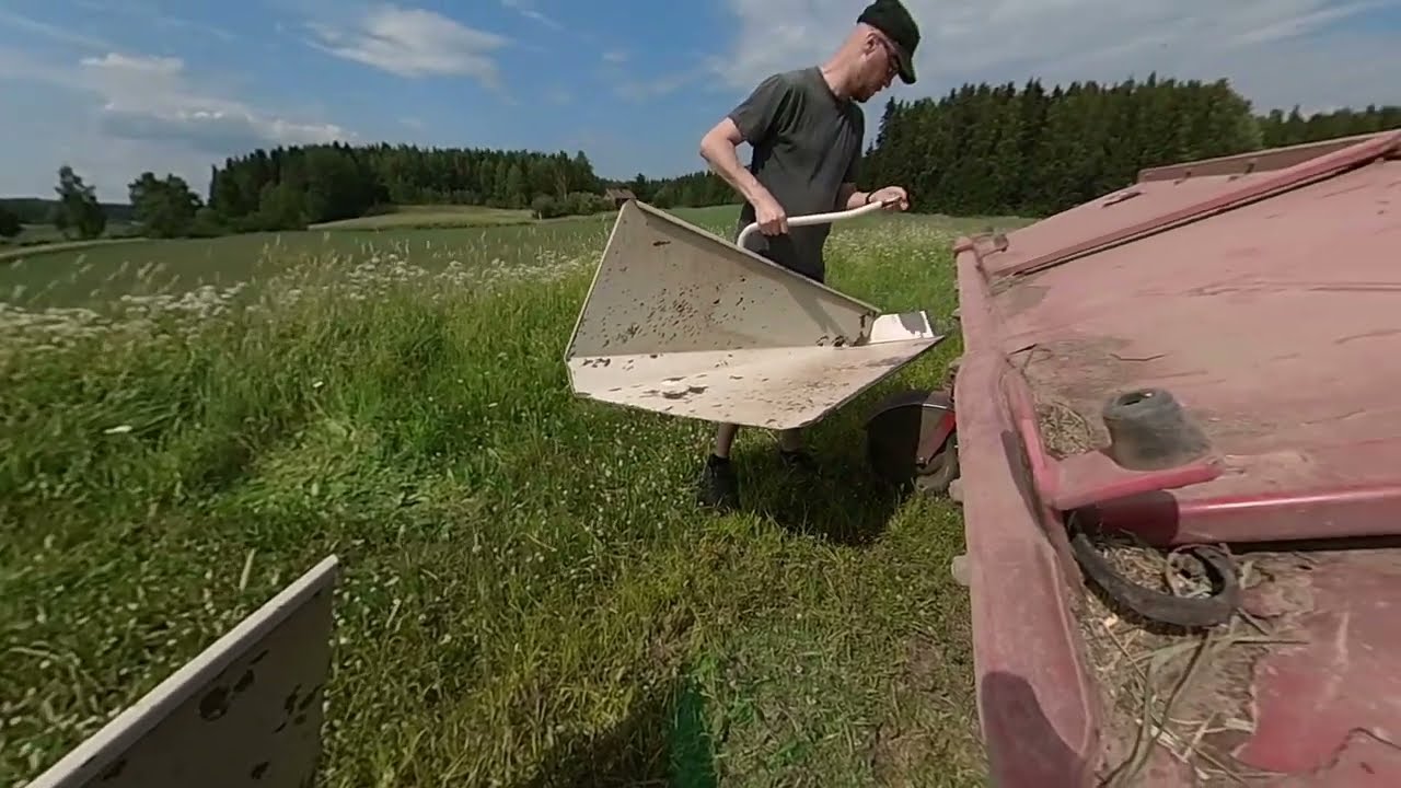 Heinän pöyhimistä - Valmet 702 & Elho 300