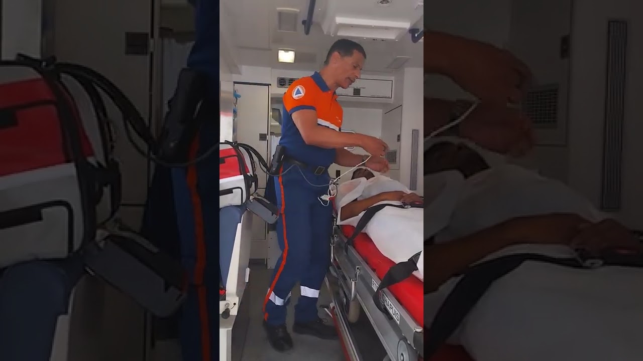 Installation sur le brancard de l' ambulance.