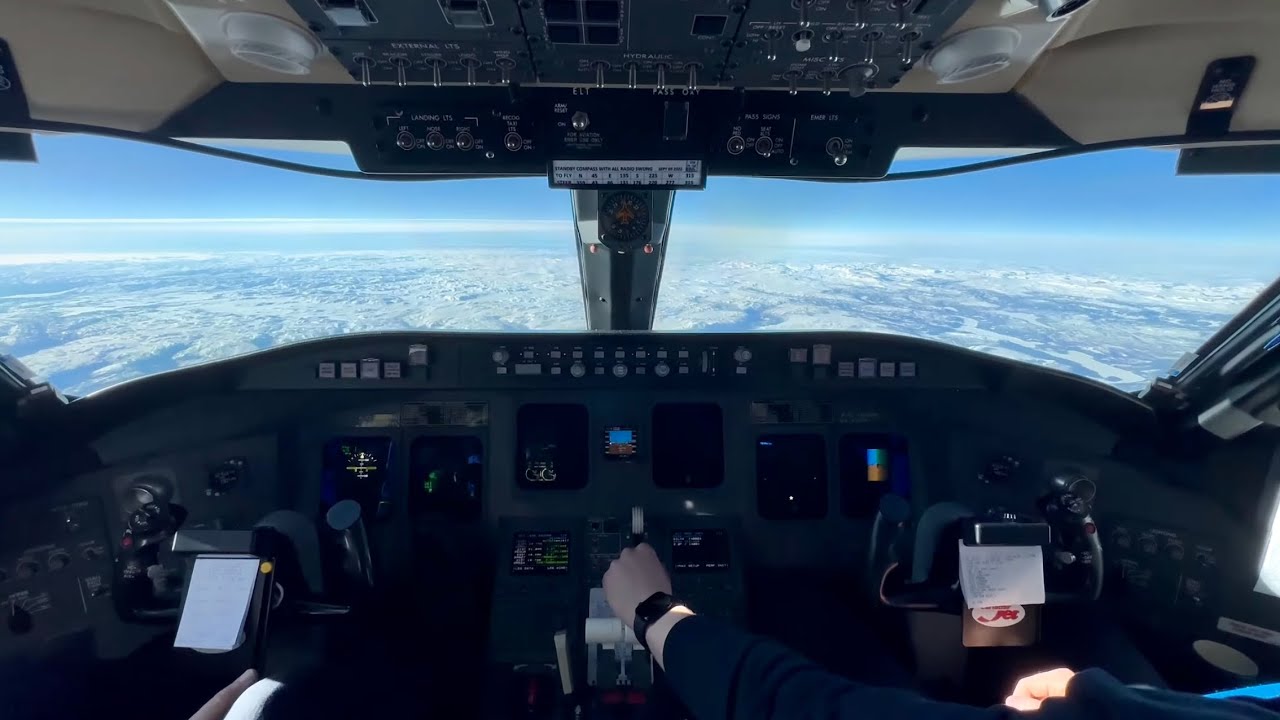 Mitsubishi Bombardier  CRJ900 cockpit view