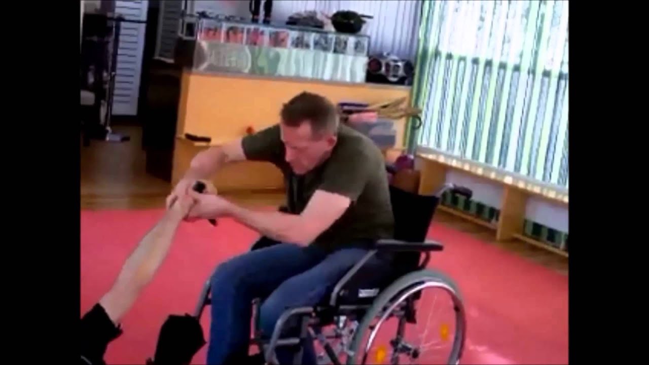 Krav Maga All-Style Selbstverteidigung aus dem Rollstuhl (Lehrvideo)