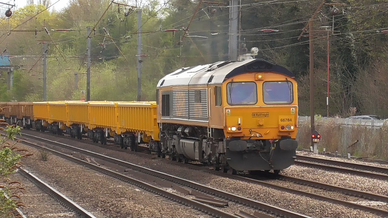 Trains at Hitchin (ECML, CL) - 12/04/2022