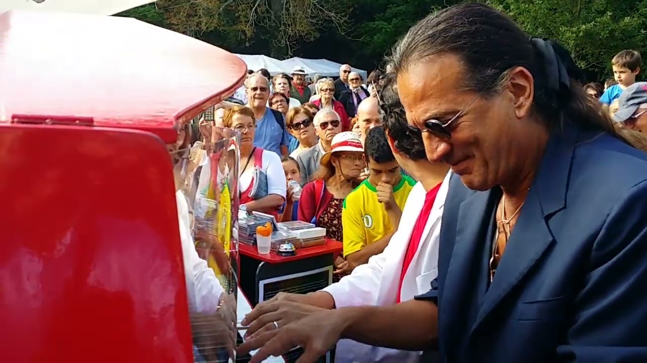 Francis Lalanne chante au piano