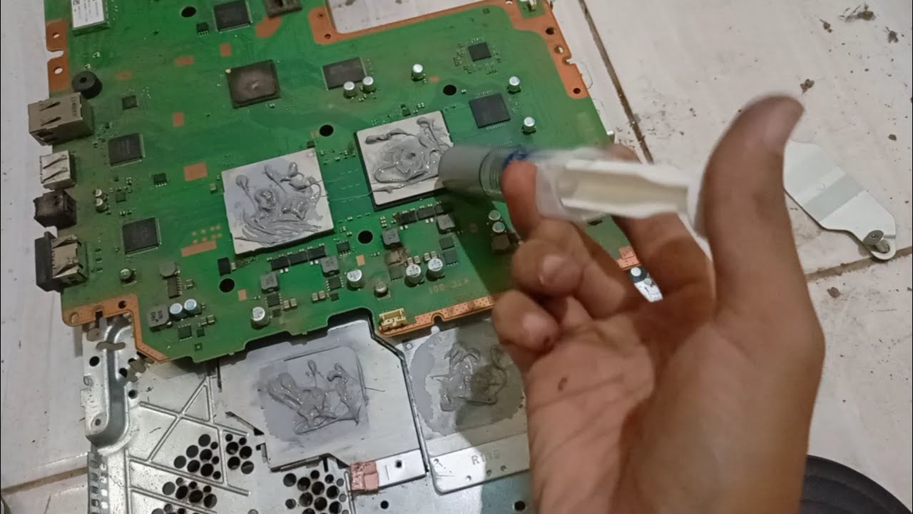 CARA GANTI PASTA PS3 SLIM : THERMAL PASTE PS3Hallo