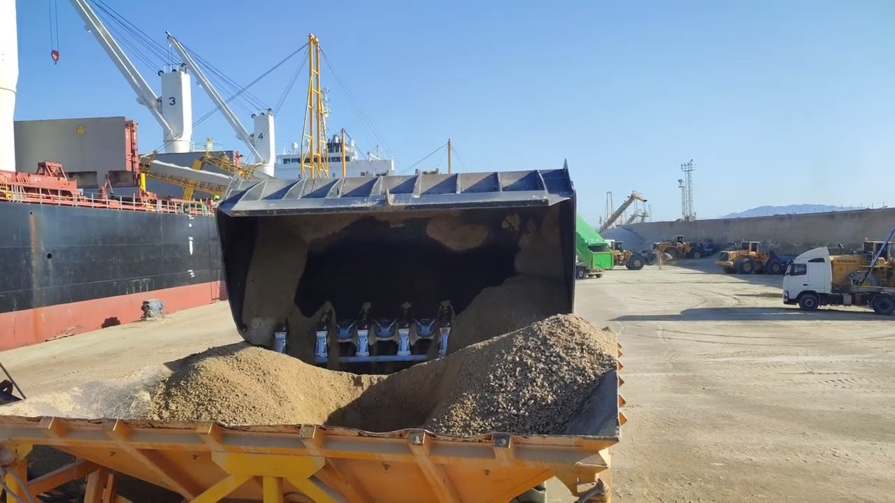 Volvo L330E cargando barco