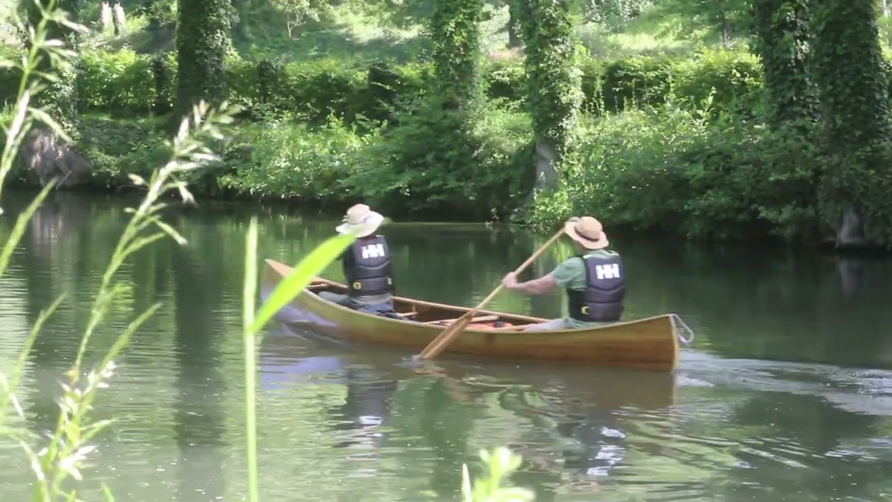 Un van, un canoë dans la Somme
