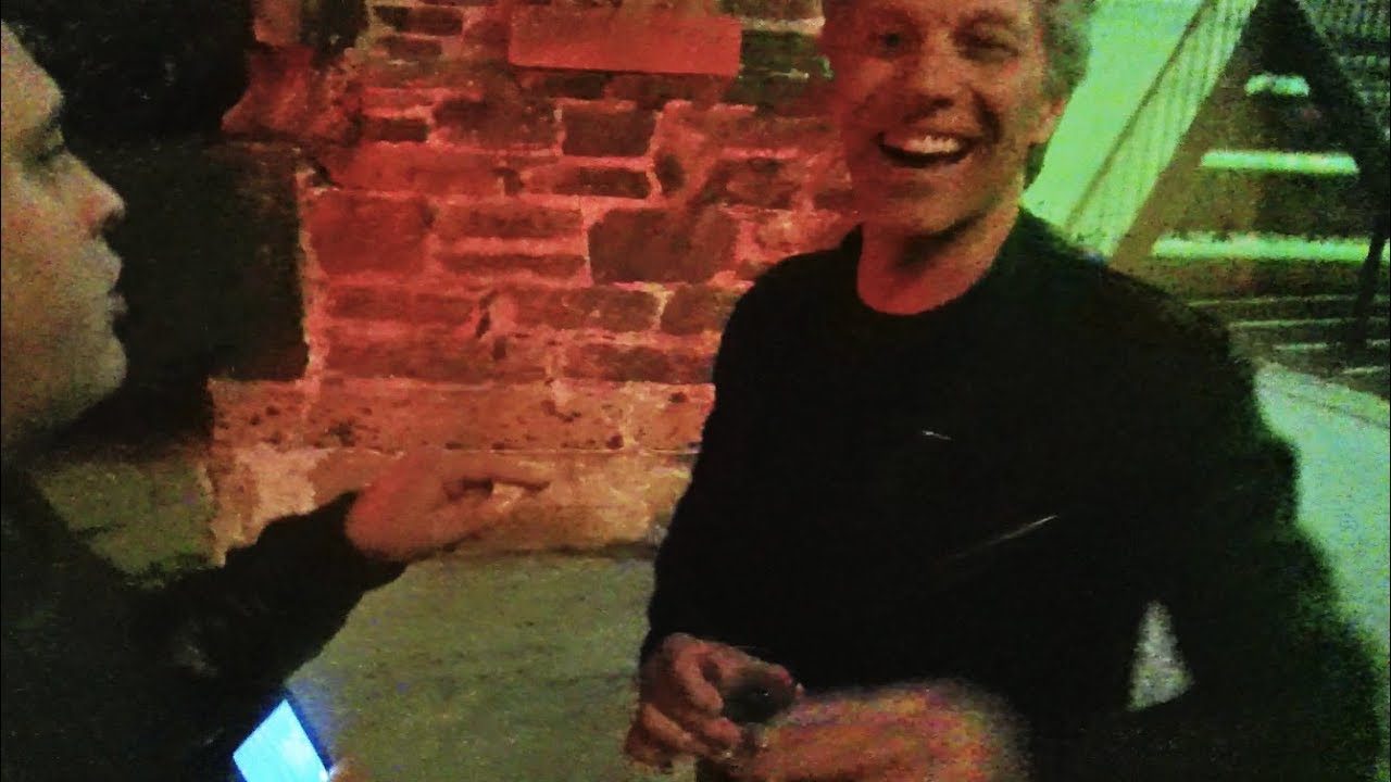 Jon Bon Jovi signs autographs for sellers