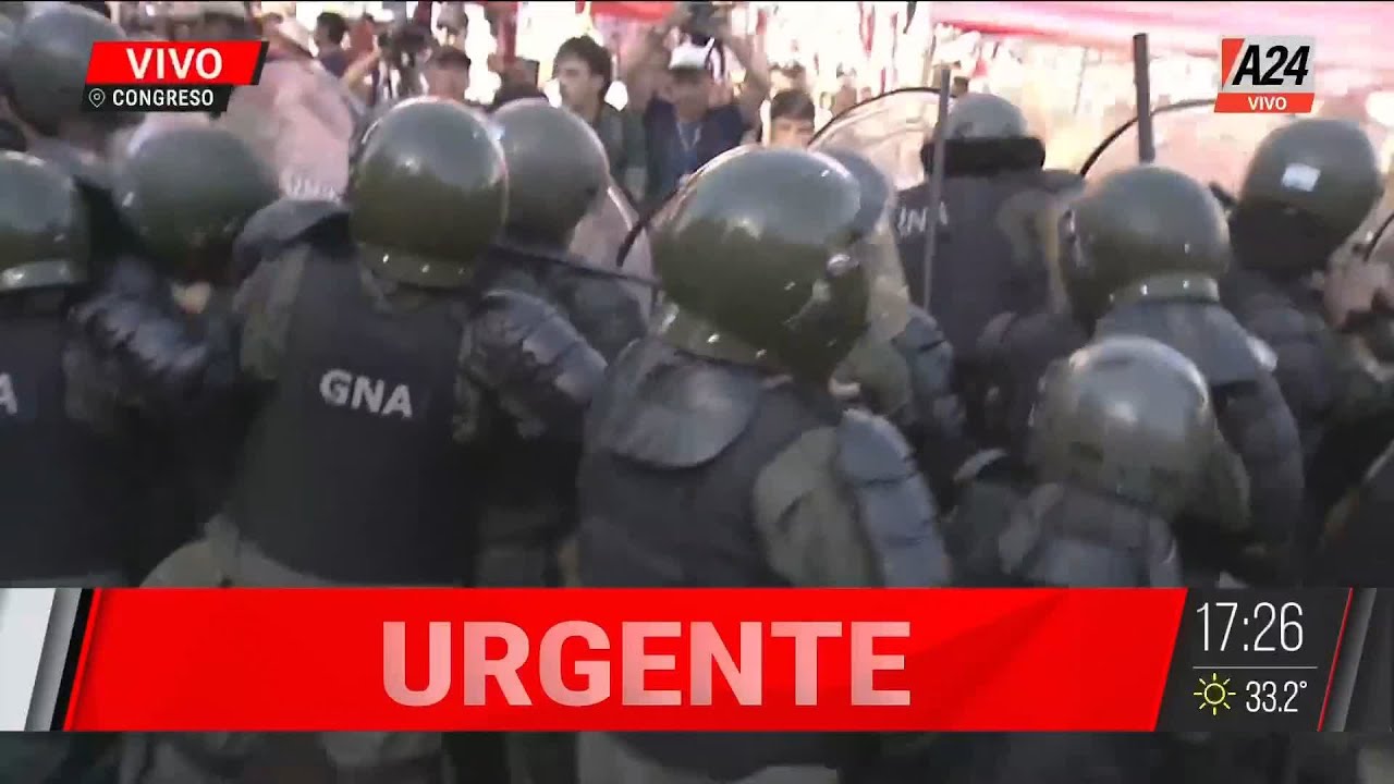 🔴 TENSIÓN: manifestantes quisieron cortar la calle y se enfrentaron a los golpes con gendarmería