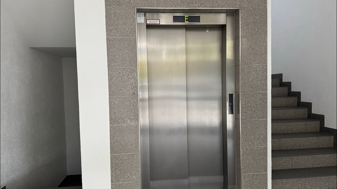 1991 Schindler S-Series Aufzug in einem Bürogebäude in Ismaning 