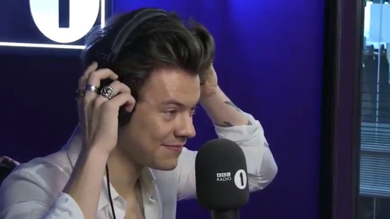 Harry Styles Loves Wearing Headphones 2017