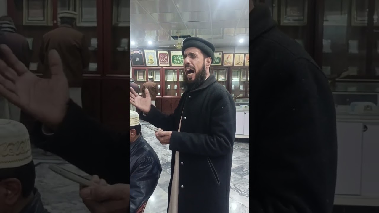 شرافت علی قادری سیالکوٹی تبرکات گیلری میں امین ڈار صاحب کا نعتیہ کلام پڑھتے ہوئے