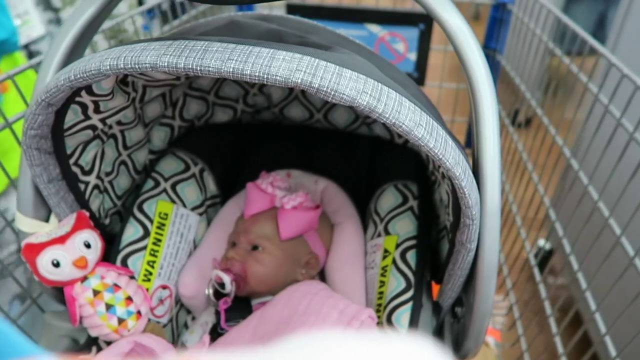 Поход новорожденного малыша Кеннади в Walmart с мамой и прадедушкой!