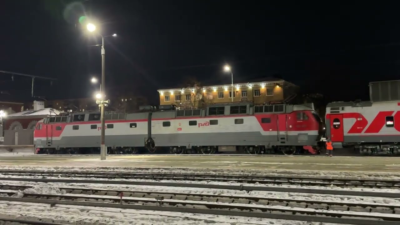 Электровоз ЧС7-263 с пассажирским поездом прибывает на станцию Курск