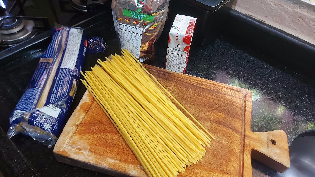 Aquele macarrão 🍝 grosso e o que ficou de ontem pro almoço 😋