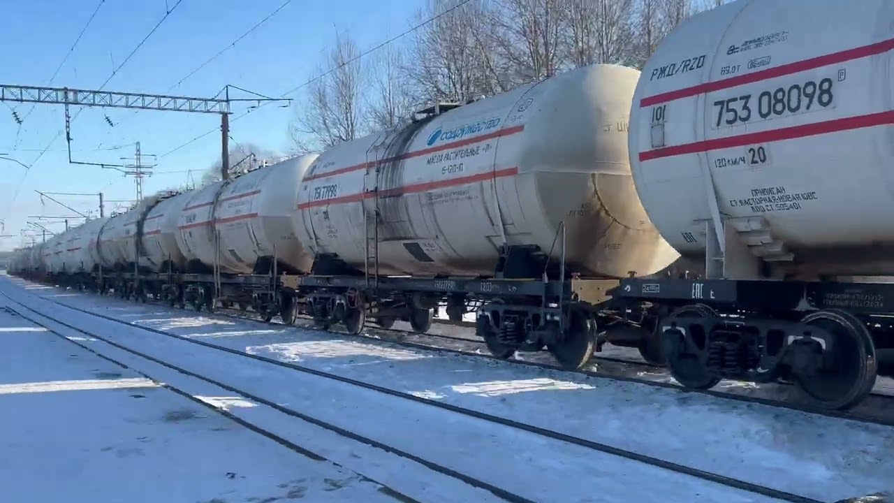 Siemens Er20 with long freight train in Voke station.