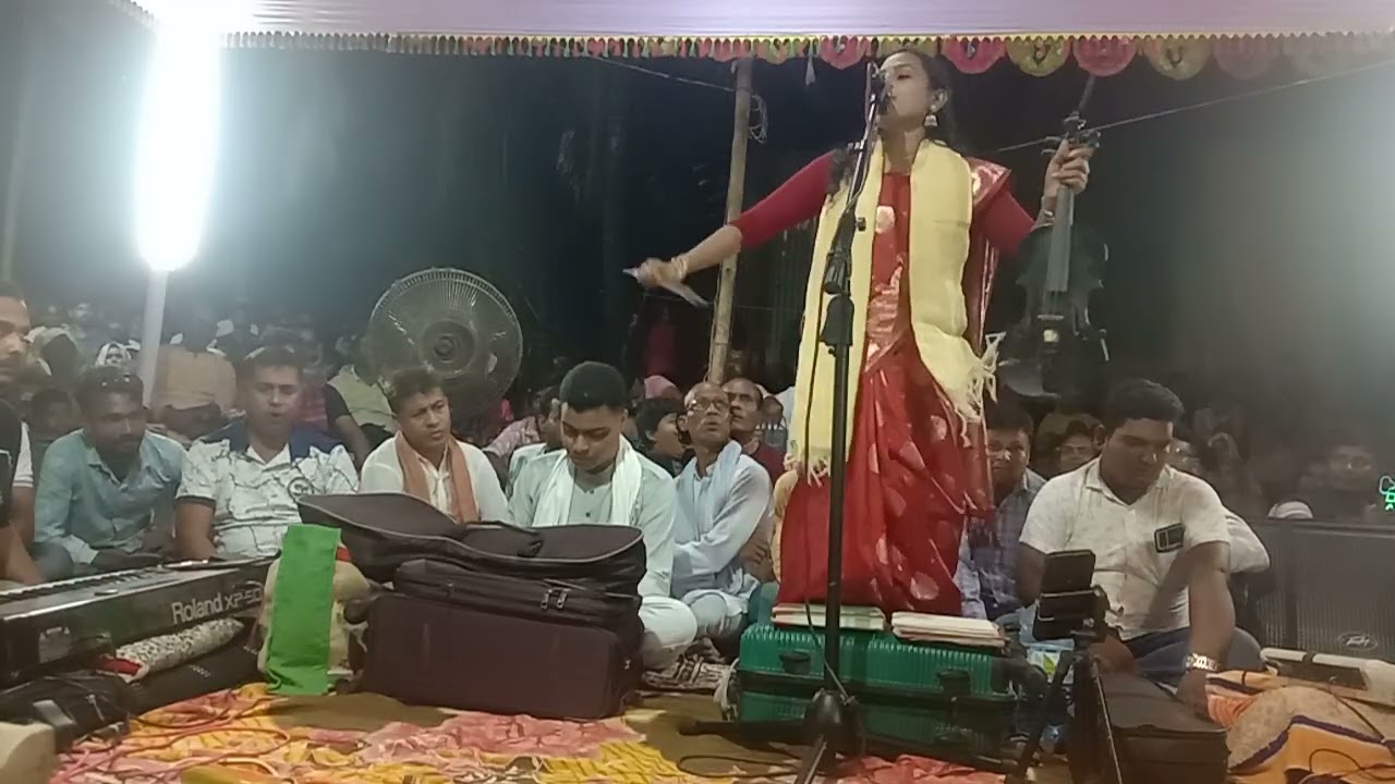 রইচ শাহ ফকির দরবার শরীফে গান পরিবেশন করেছেন নওগাঁর সুনাম ধন্য শিল্পী চম্পা সরকার। ভাইরাল  করবেন।