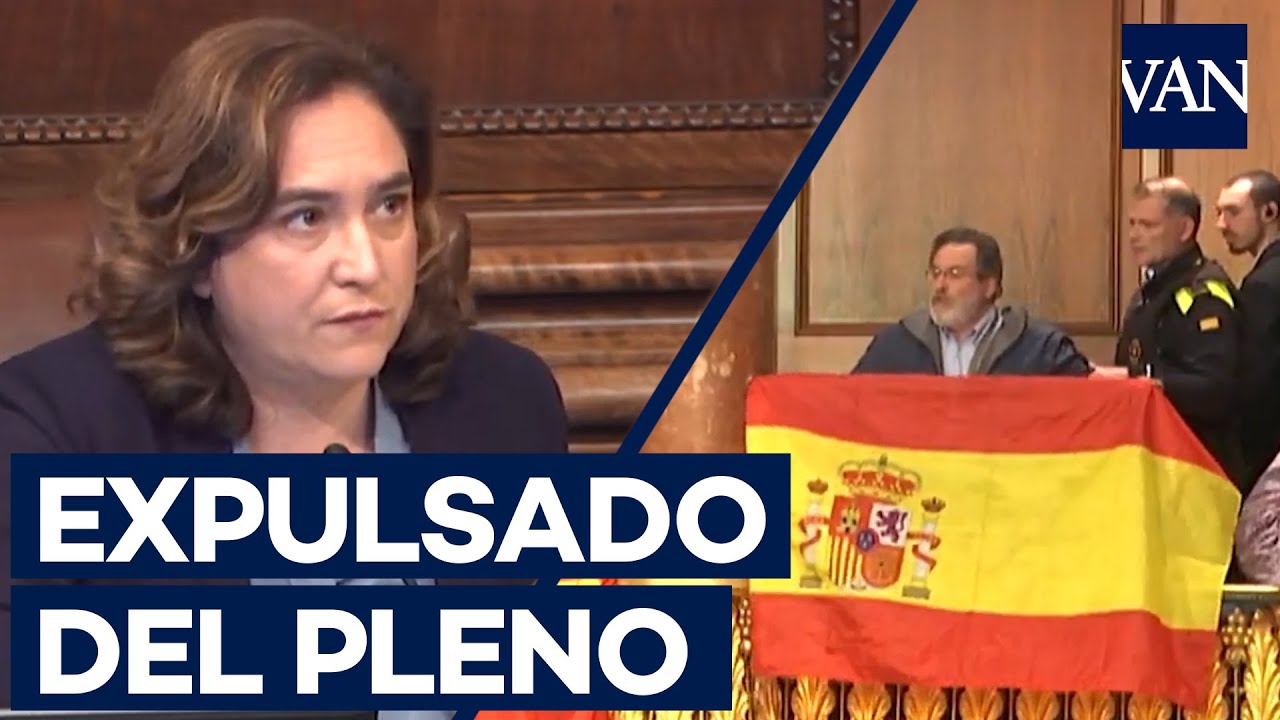 Interrumpe el pleno del Ayuntamiento de Barcelona con una bandera de España