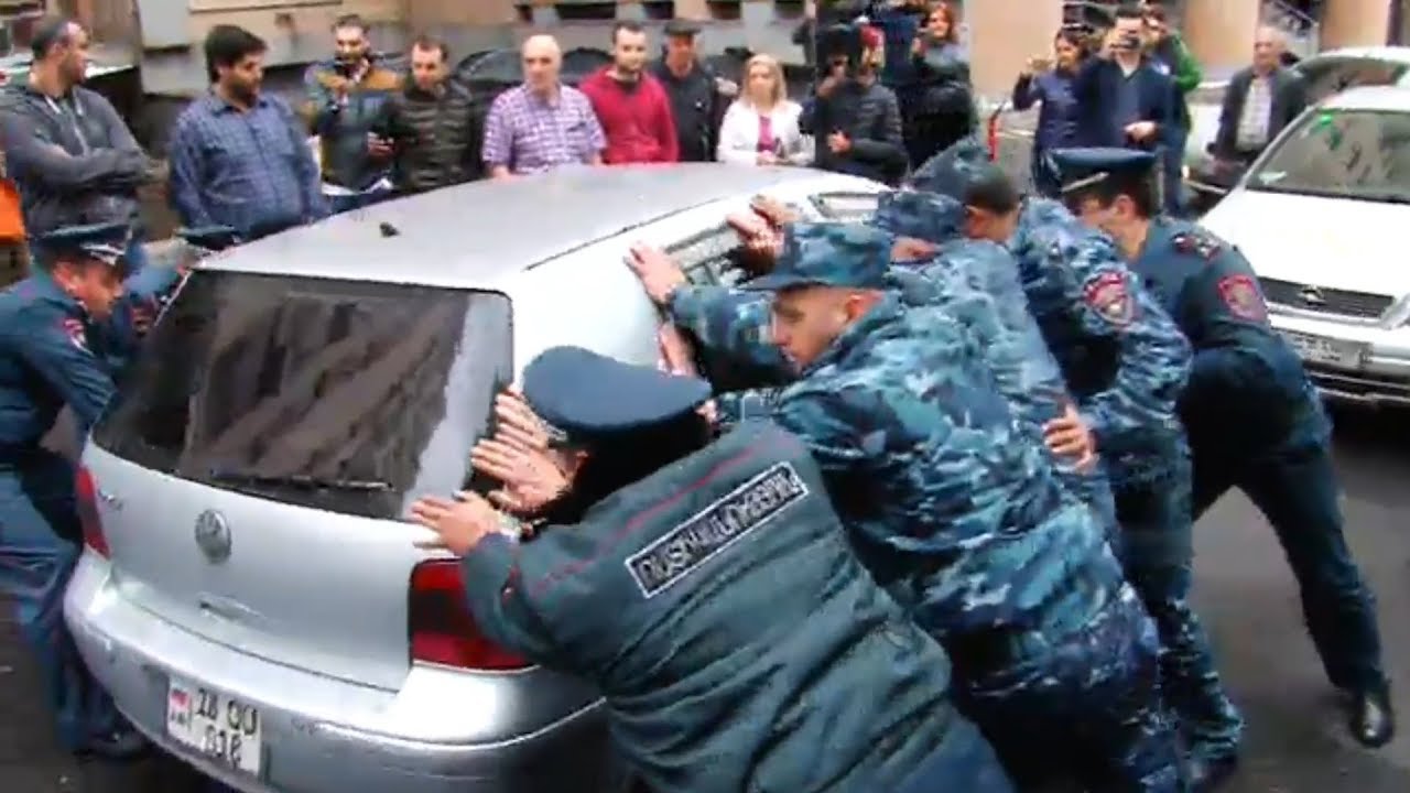 Գյուլբենկյան փողոցից քաղաքացիներին բերման են ենթարկում, այդ թվում կանանց