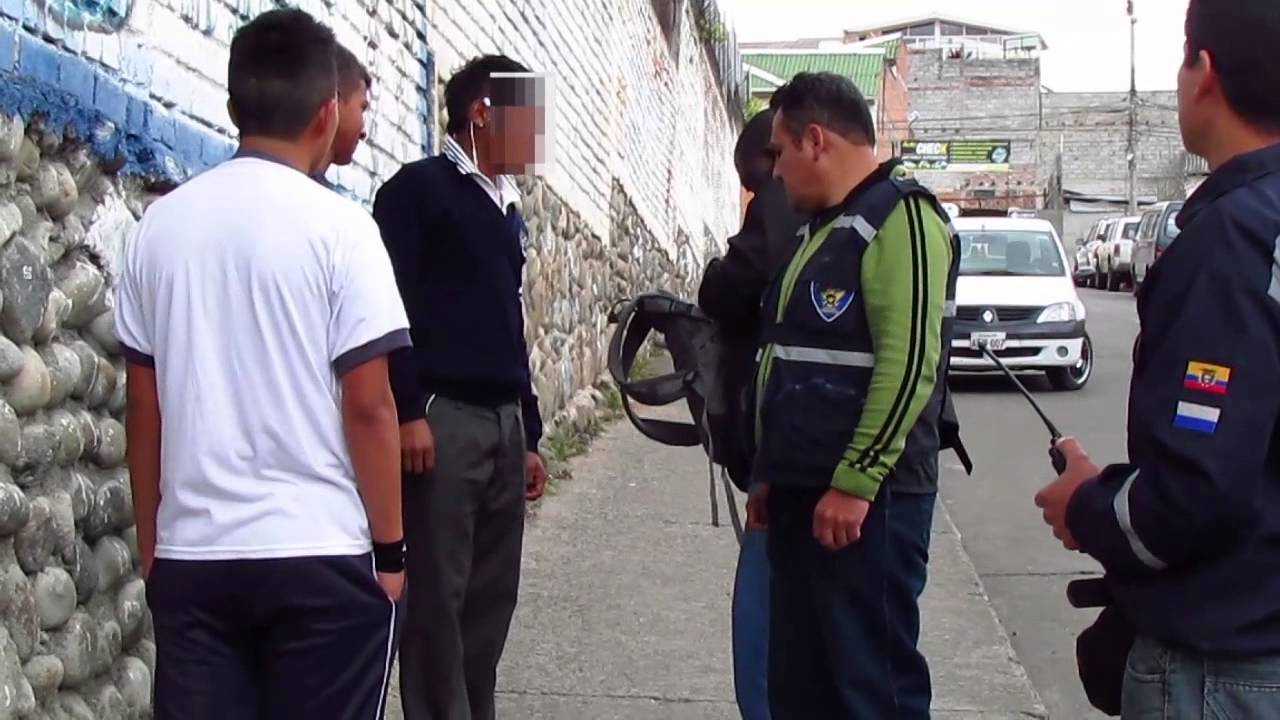 Dinapen y Antinarc&oacute;ticos efect&uacute;an operativo de control en exteriores de colegios de Cuenca