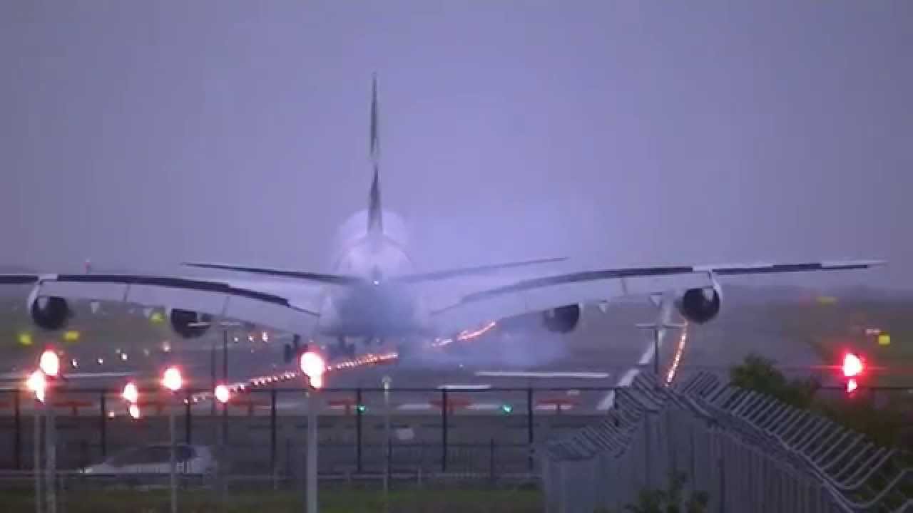 Airbus A380 hits the runway - 800 000 lbs