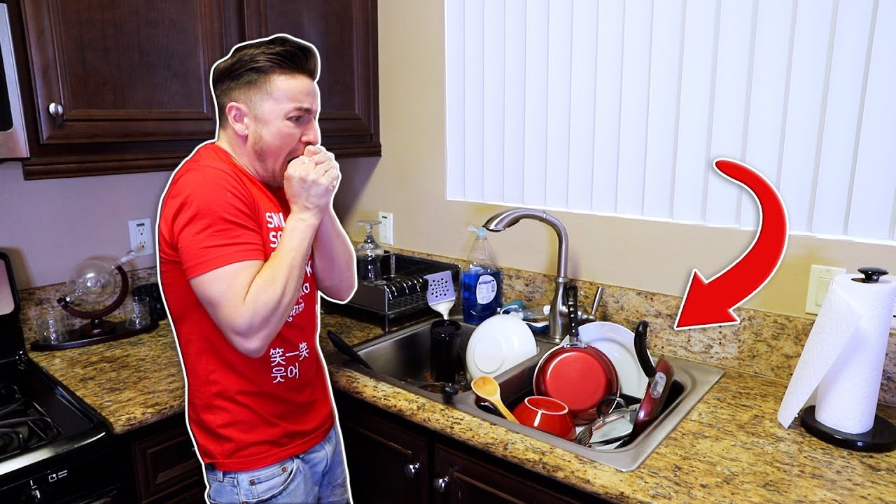 17 Annoying Things Roommates Do | Smile Squad Comedy
