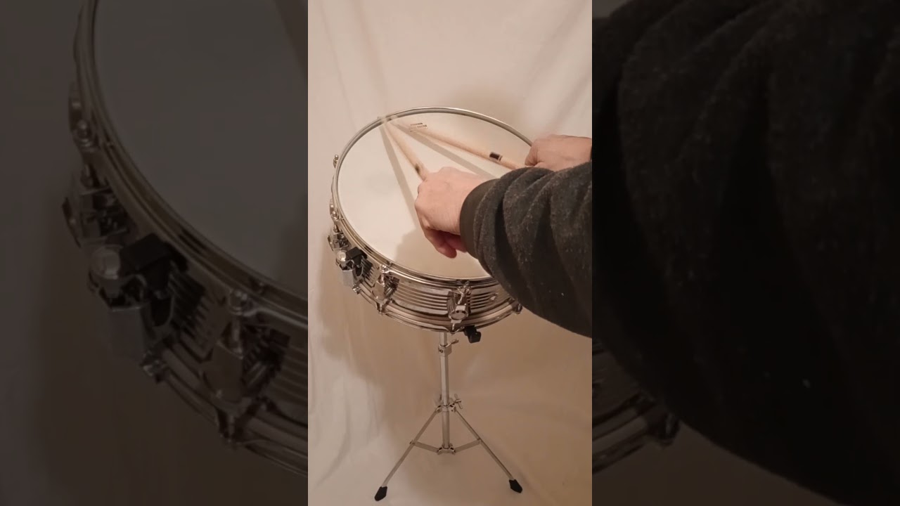 CB700 VINTAGE SNARE DRUM WITHSTAND AND CASE 70'S/80'S