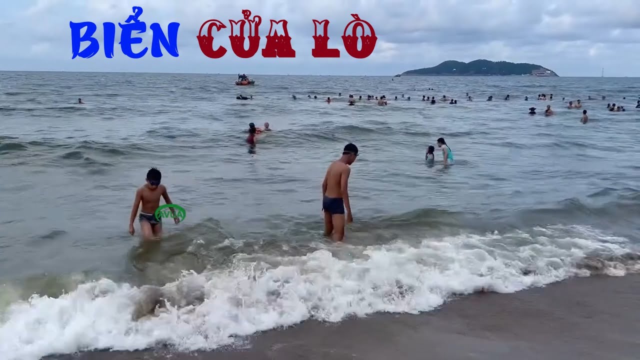 Biển Cửa Lò, Nghệ An với những con sóng lớn và làn gió mát làm dịu đi cái nắng hè oi ả