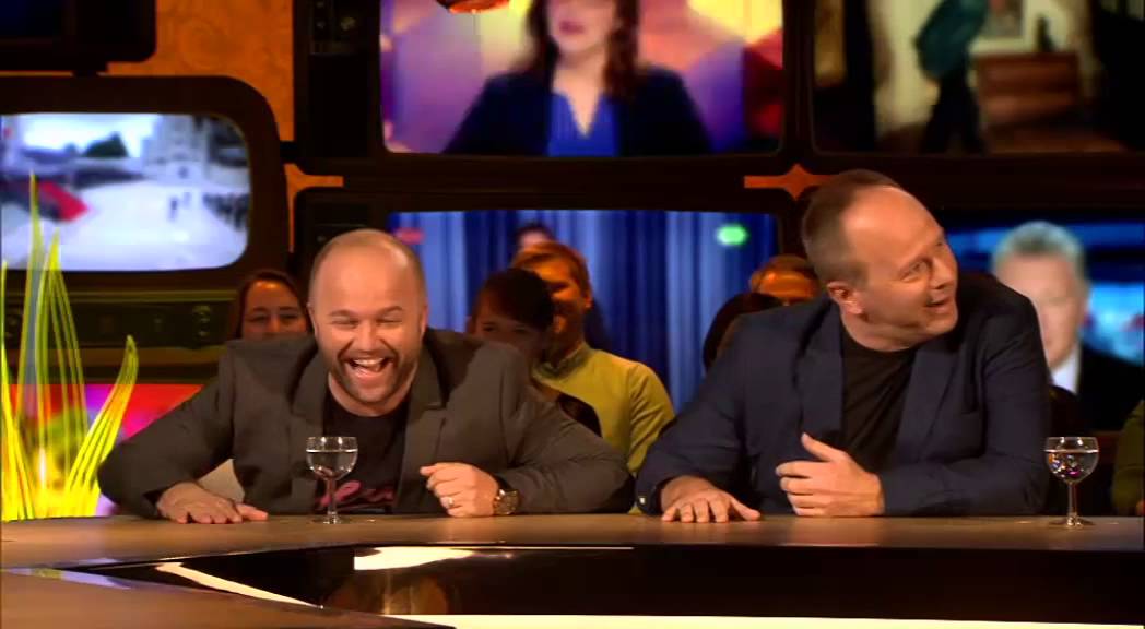 Ben Crabb&eacute; kijkt te opvallend naar de borsten van Nathalie Meskens