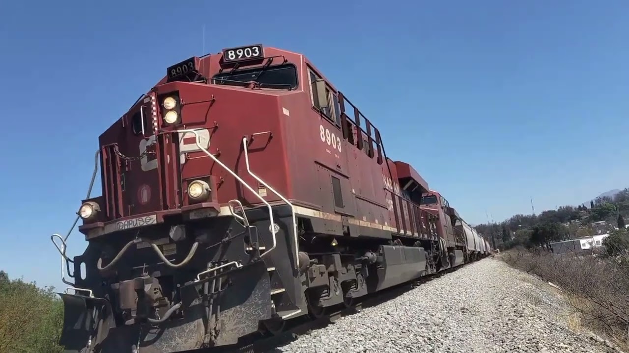 Ferrocarril pasando por la Guayulera Saltillo Coahuila.Saludos rieleros@poramoralostrenes..