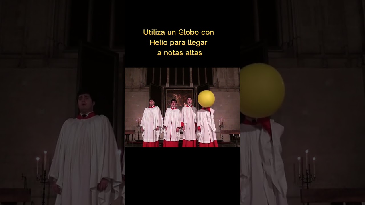 Monaguillo cantando con helio 