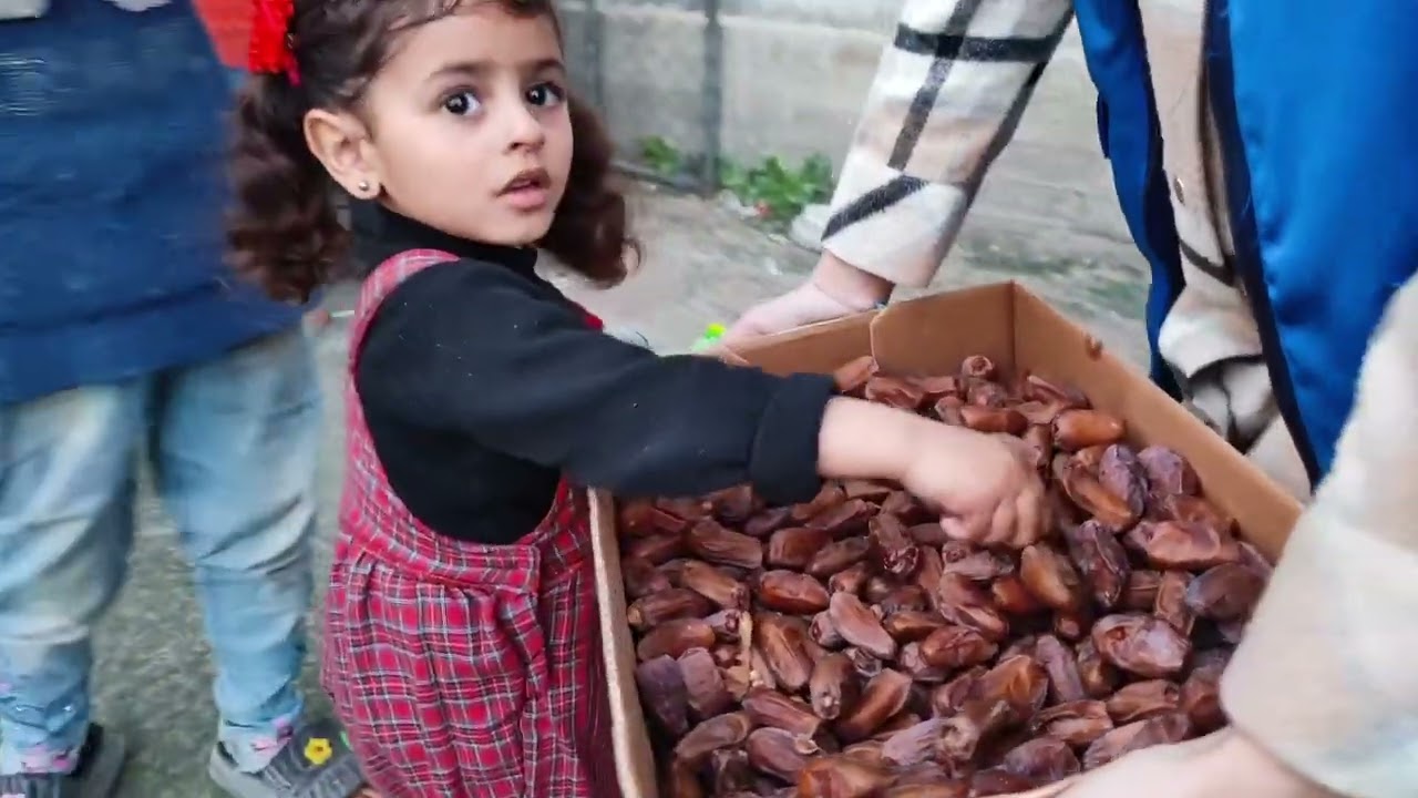 Unbelievable Grand Iftar in Gaza! Thousands Gather for a hot Meals