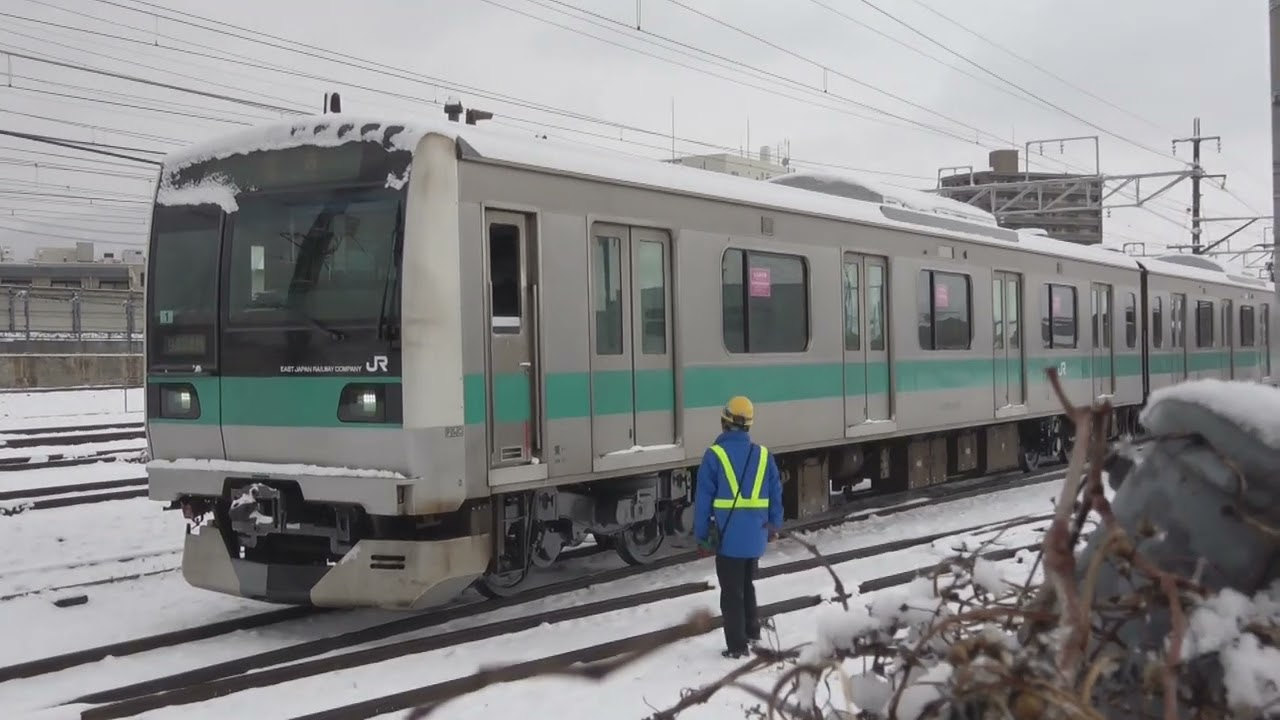 廃車置場から、編成札が外された元同僚の中央線209系82編成に見送られ、電笛を鳴らして工場を出て行った、台車が塗り直された常磐線E233系2000番台トップナンバー。