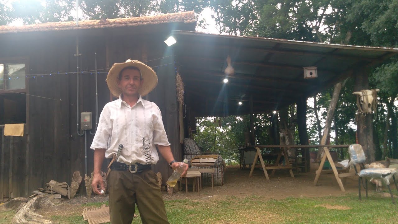 ELE É O MAZZAROPI QUE VIVE NUM RANCHO BEIRA DE ESTRADA