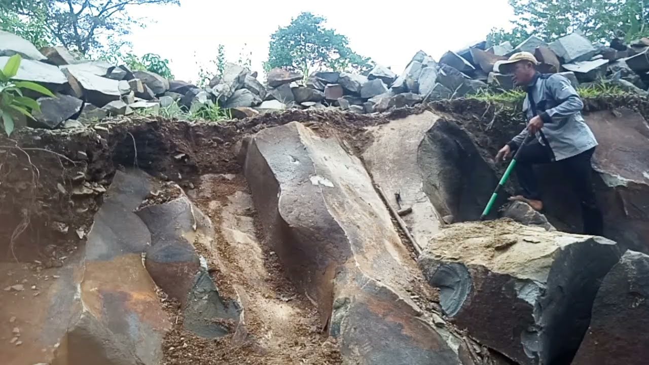 trik mecah batu yang dinamakan  menghancurkan mada depan😁