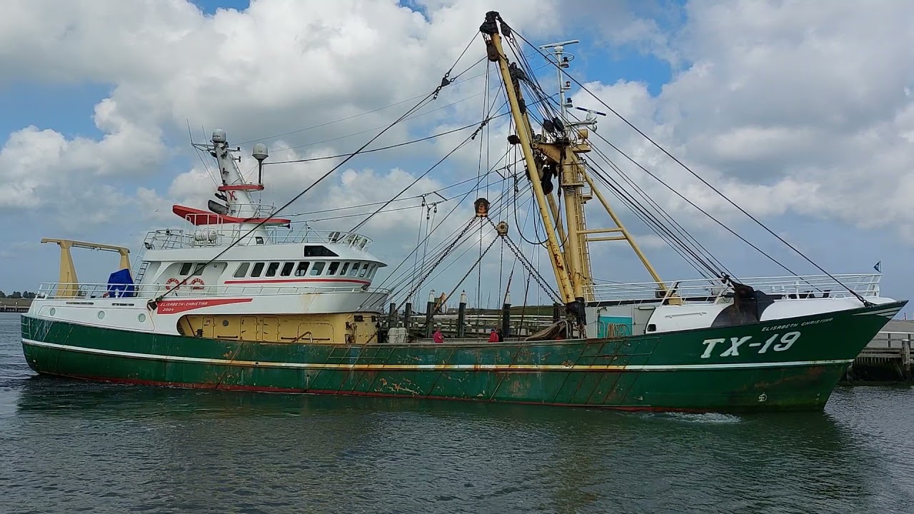 vissers boot vaart jachthaven  van texel uit