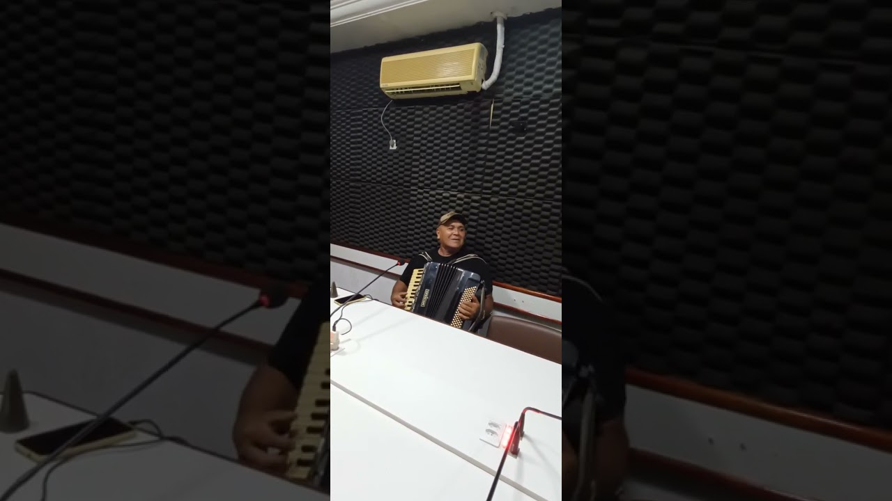 Maurício pisadinha na sanfona, Reinaldo no triângulo, Amaral no zabumba