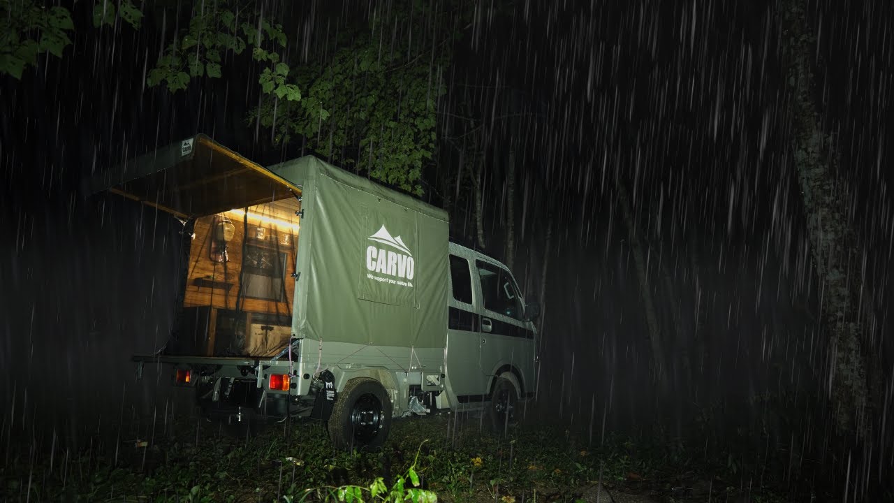 Сон в машине под дождём, глубоко в горах, чтение романа ужасов и страх чего-то