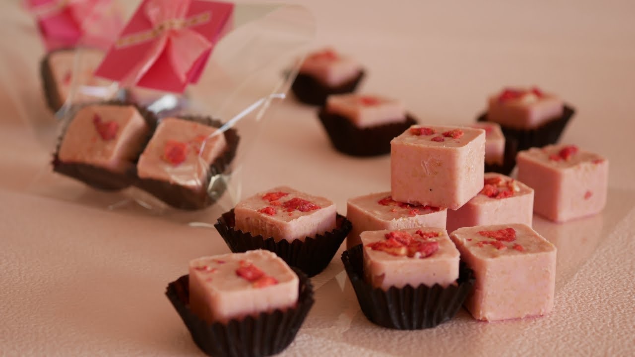 材料3つ簡単!ストロベリーチョコキューブ♡ | Easy! Strawberry chocolate cube